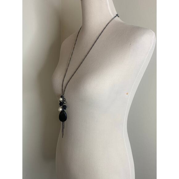 Elegant Long Black & Pearl Cluster Pendant Necklace - Picture 4 of 9